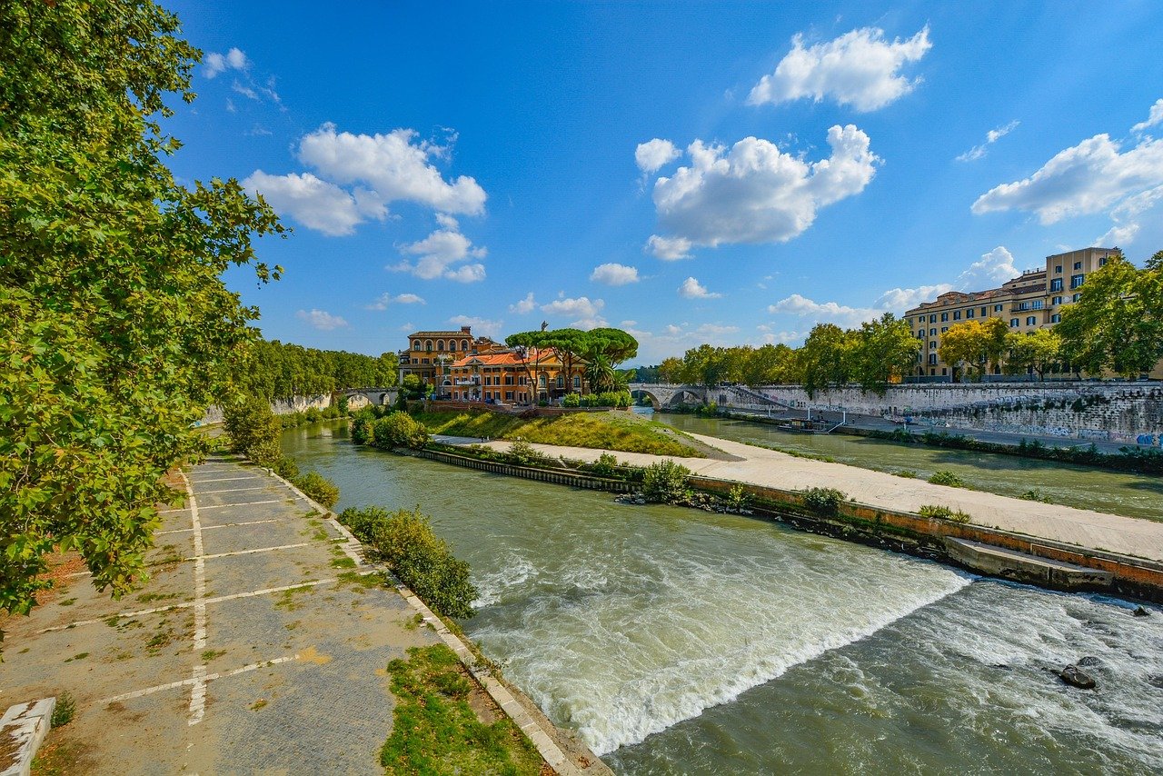 Chill Like a Local on Tiber Island—Rome’s Secret Summer Social Spot